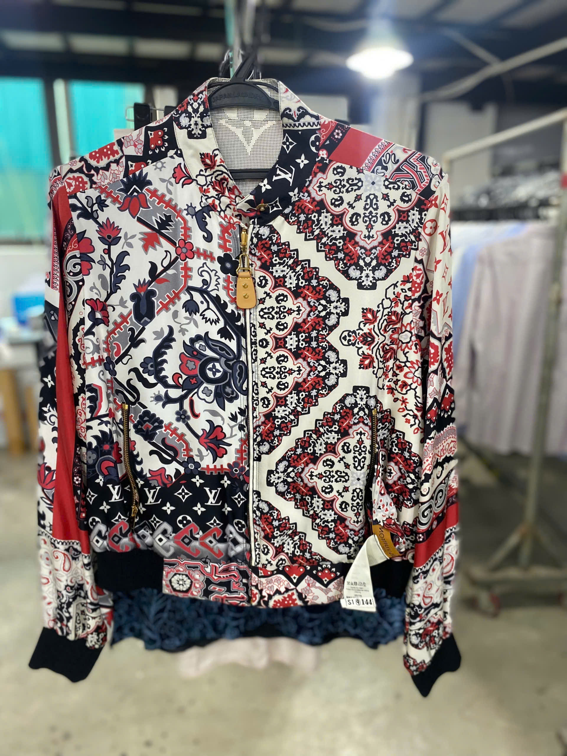 GIẶT ÁO KHOÁC MỎNG HÀNG HIỆU – NÂNG NIU TỪNG CHI TIẾT TẠI JAPAN LAUNDRY ✨